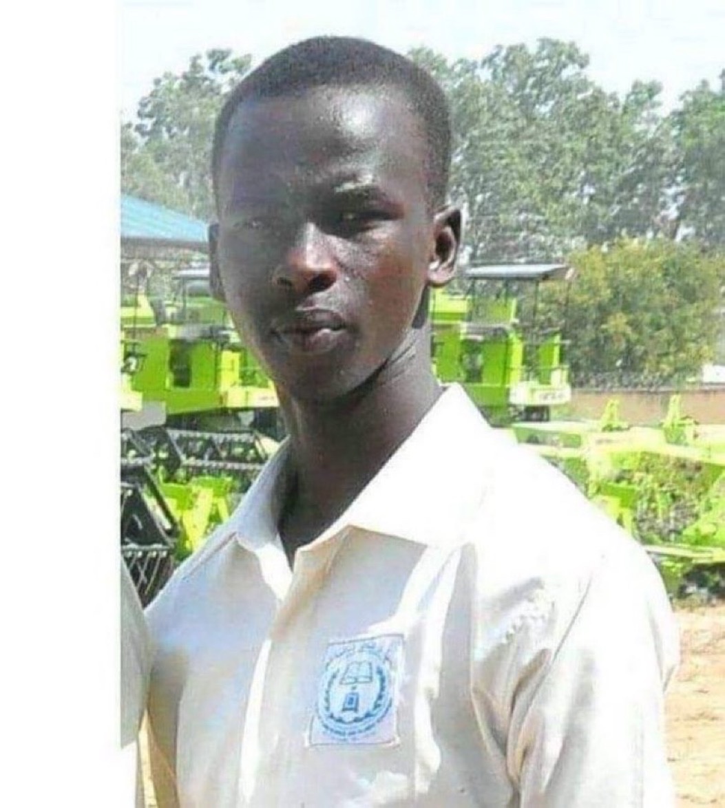 A hero🫡

 On the 25th of Jan 2017,Yakubu Fanami,an SS1 student sacrificed his life by restraining a female suicide bomber from gaining access to a Mosque at Kaleri,Borno.He &amp; the suicide bomber exploded.His heroic act saved hundreds of lives that day.