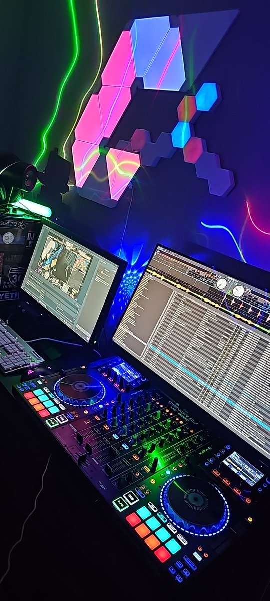 Dare you to get your freak ass self in my chat and talk ish.... 
twitch.tv/djsicric