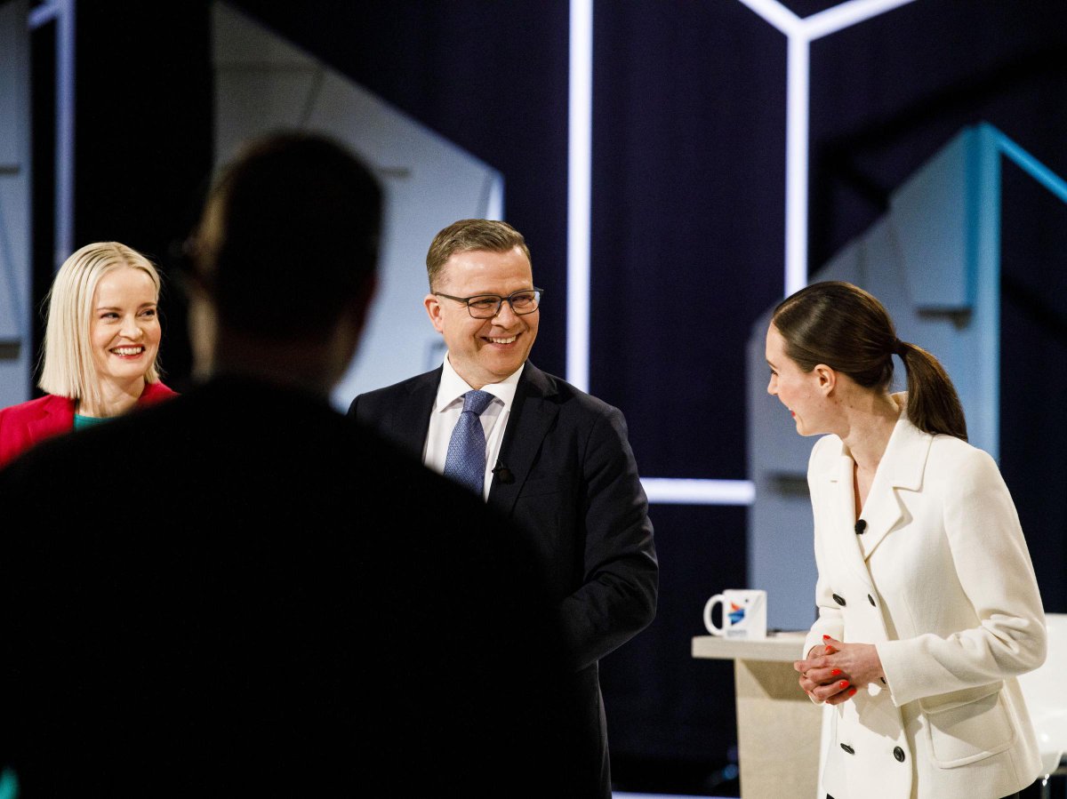 muhku's tweet photo. Oheisen kuvan myötä toivotan kaikille vaalirauhaa.

Riikka, Petteri ja Sanna ovat siinä iloisesti yhdessä. Asiat taistelevat, eivät ihmiset.

Toivottavasti sama pätee meihin somekeskustelijoihin.

Kiitos vilkkaasta keskustelusta kaikille.

@Demarit ovat rohkeasti #SinunPuolellasi https://t.co/DMIEIhcp1y