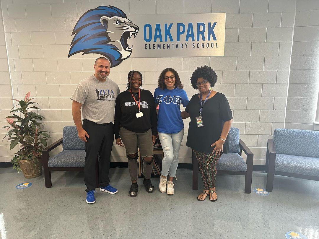 rolltidemama1's tweet photo. While portraying #angeladavis for WHM, I had the pleasure of hosting two undergrads from my sorority @ZPHIBHQ at the University of Tampa, who volunteered @oakparklions on 3/31/23, and tagged socks for Autism Awareness. Joining us is @zetamalenetwork @RyanMoodyHCPS
#zhope https://t.co/l447QsoZPi