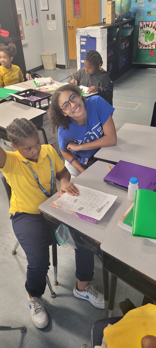 rolltidemama1's tweet photo. While portraying #angeladavis for WHM, I had the pleasure of hosting two undergrads from my sorority @ZPHIBHQ at the University of Tampa, who volunteered @oakparklions on 3/31/23, and tagged socks for Autism Awareness. Joining us is @zetamalenetwork @RyanMoodyHCPS
#zhope https://t.co/l447QsoZPi