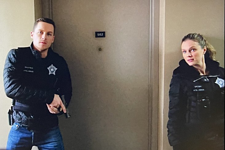 Catmom221's tweet photo. Taking Back Upstead CPD Rewatch
6x17
Pain Killer
✨ ✨ ✨ ✨ ✨
-Price gets shot and lives
-Voight was target
-more CSI trouble
-going ⤵️ for Antonio & Adam
#wrongguyera⌛️
#HandJmovelikeclockwork
#Upsteadforever ❤️ https://t.co/QRbnhVsP66