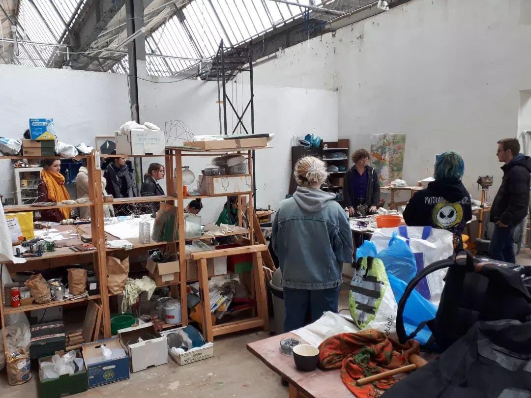 LAF_18_18's tweet image. Visite de l&apos;atelier d&apos;Anaïs Dunn par les étudiant.e.s de la CPES-CAAP du lycée Alain-Fournier de Bourges pour faire suite au workshop de cette semaine.
@anais_dunn
#cpescaap 
#cpesarts 
#classeprepaart 
#atelier
#atelierdartiste
#workshop