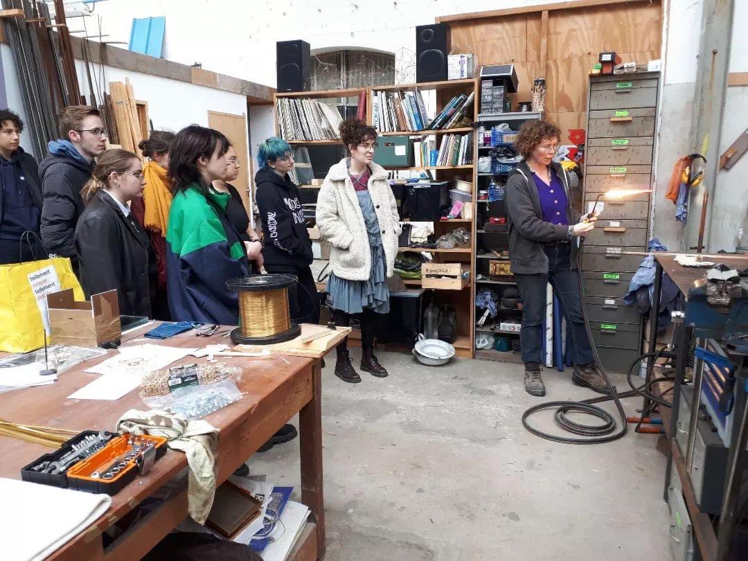LAF_18_18's tweet image. Visite de l&apos;atelier d&apos;Anaïs Dunn par les étudiant.e.s de la CPES-CAAP du lycée Alain-Fournier de Bourges pour faire suite au workshop de cette semaine.
@anais_dunn
#cpescaap 
#cpesarts 
#classeprepaart 
#atelier
#atelierdartiste
#workshop