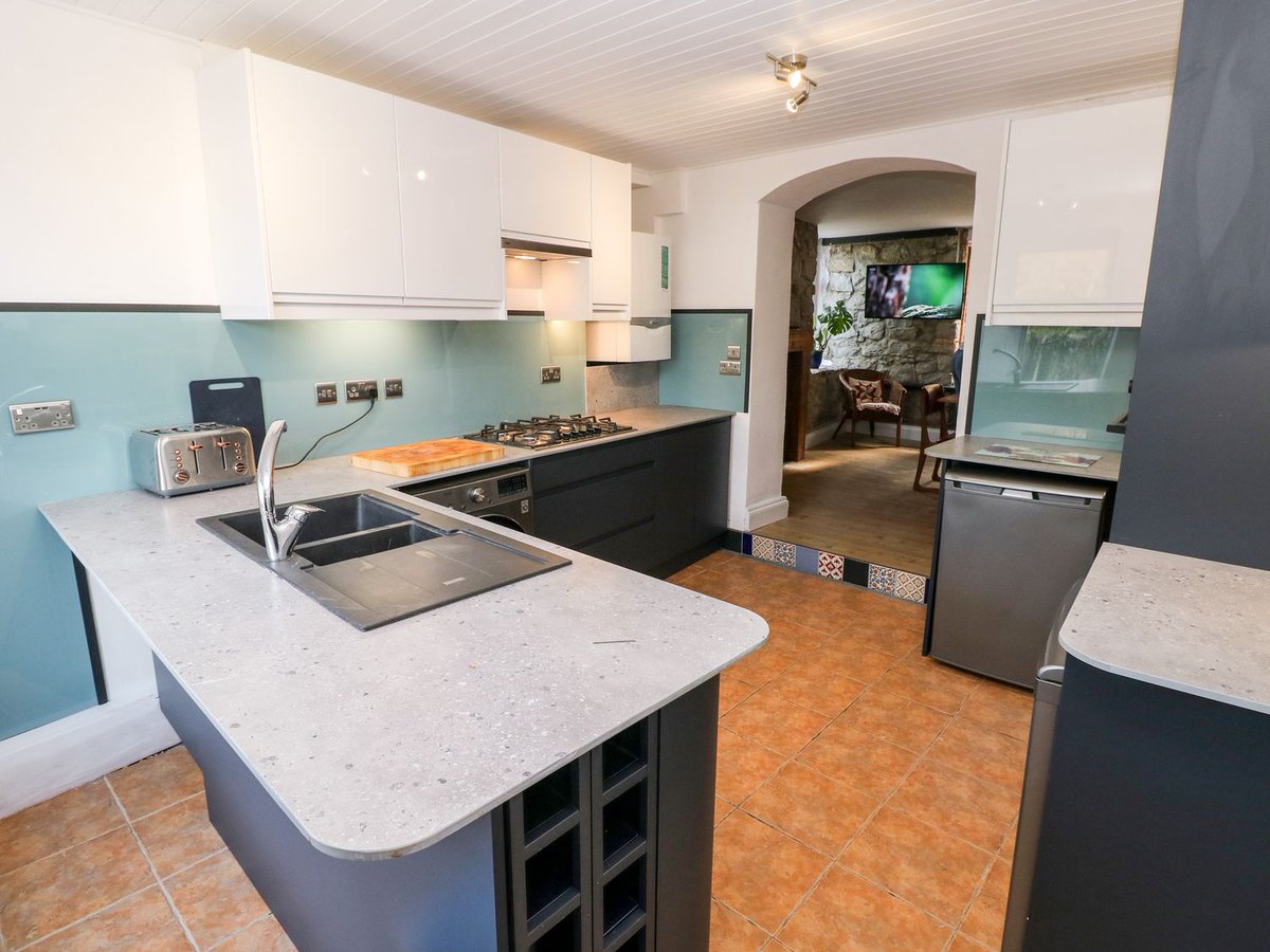 welsh_cottages's tweet photo. 😍New #HolidayCottage Alert!😍

We're delighted to welcome Carreg Glas to our C&amp;CH  family!

This dog friendly Pembroke Dock Victorian townhouse, sleeps 7 in 3 bedrooms &amp; is located near the Pembrokeshire coast!

BOOK TODAY for a Pembrokeshire get-away!
➡️ https://t.co/JhfgieivLr https://t.co/5a23uFi1Hm