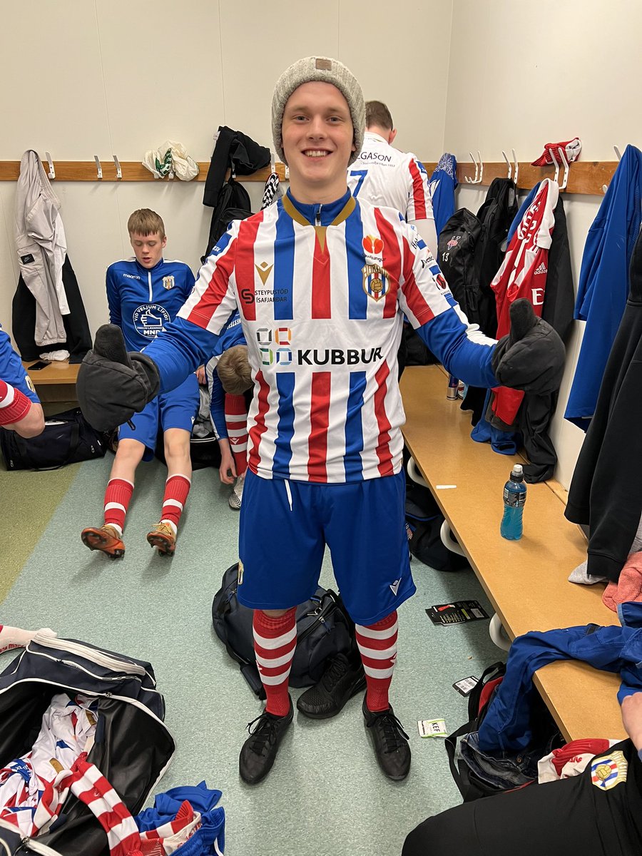 Leik lokið. 4-0 tap gegn Njarðvík og úr mjólkurbikarnum þetta árið. Þess má geta að Njarðvík er 4 deildum ofar en Harðverjar. Strákarnir áttu góðan leik og stóðu vel í Njarðvíkingum. Smá kalt mikill vindur alvöru fótboltaleikur!