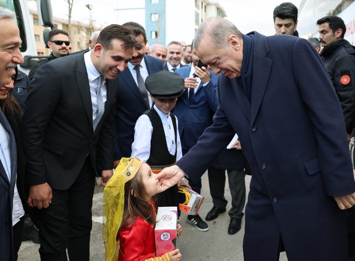 RTErdogan's tweet photo. Ülkemizin güvenliği, huzuru, demokrasisi güçlü olduğu müddetçe Allah’ın izniyle ekonomisi de düzelir deprem yaraları da sarılır hayalleri de hayata geçer. Teşekkürler El��zığ. https://t.co/E2Rmj26I0X