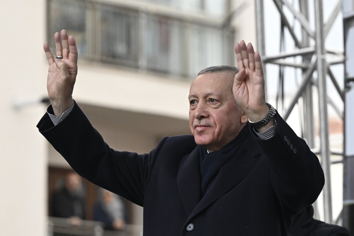 RTErdogan's tweet photo. Ülkemizin güvenliği, huzuru, demokrasisi güçlü olduğu müddetçe Allah’ın izniyle ekonomisi de düzelir deprem yaraları da sarılır hayalleri de hayata geçer. Teşekkürler El��zığ. https://t.co/E2Rmj26I0X