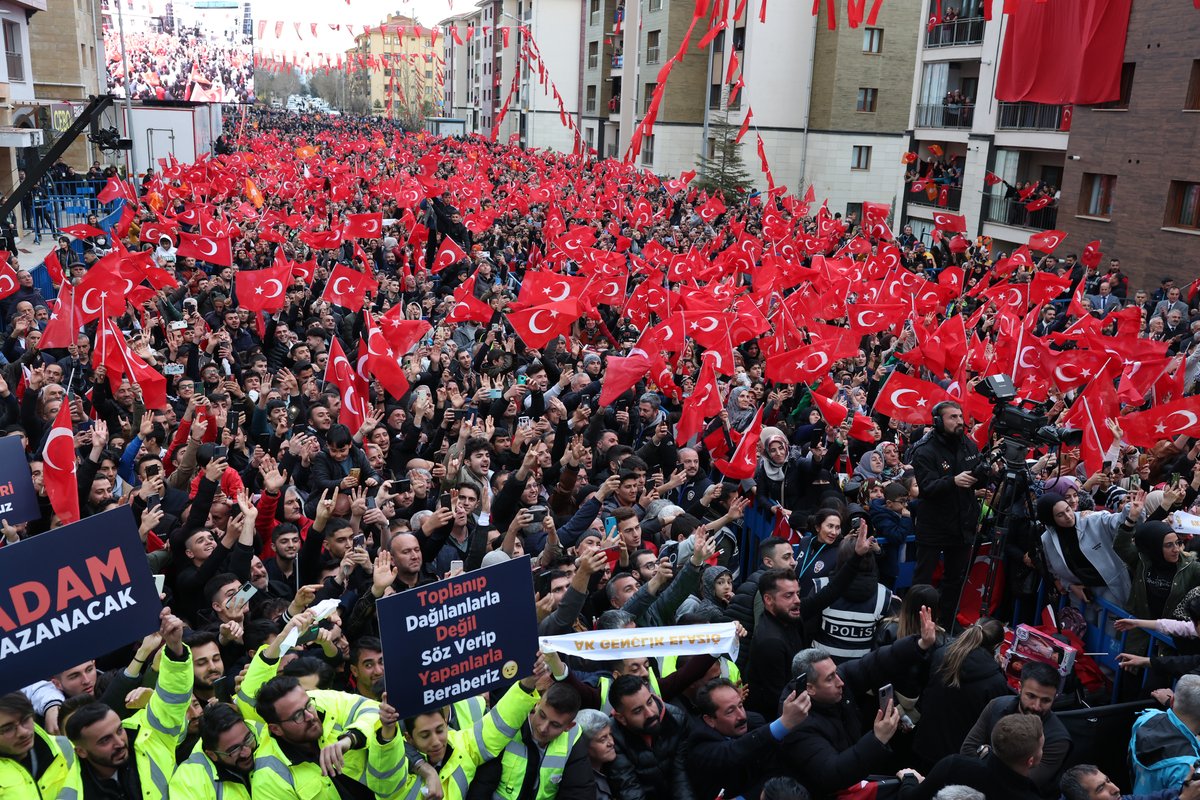 RTErdogan's tweet photo. Ülkemizin güvenliği, huzuru, demokrasisi güçlü olduğu müddetçe Allah’ın izniyle ekonomisi de düzelir deprem yaraları da sarılır hayalleri de hayata geçer. Teşekkürler El��zığ. https://t.co/E2Rmj26I0X