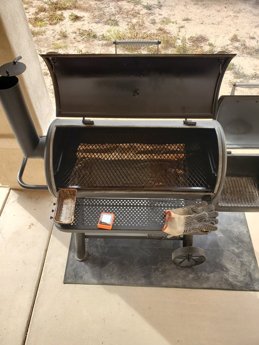B_MOORE__'s tweet photo. #OffSetLife Saturday Smoke #NCAAFinalFour @bbcharcoal @chargriller @VonHansonsMeats https://t.co/hR1dyvKhTm