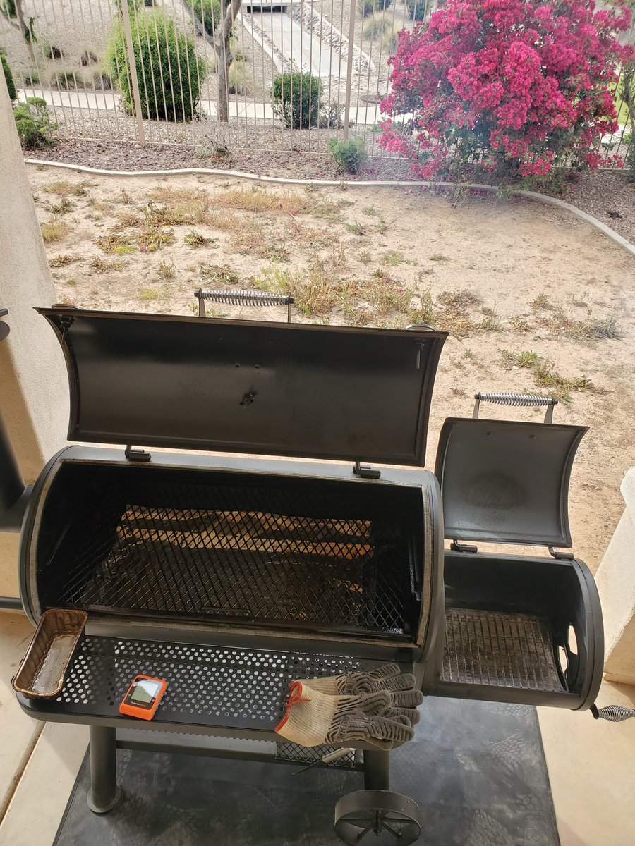 B_MOORE__'s tweet photo. #OffSetLife Saturday Smoke #NCAAFinalFour @bbcharcoal @chargriller @VonHansonsMeats https://t.co/hR1dyvKhTm
