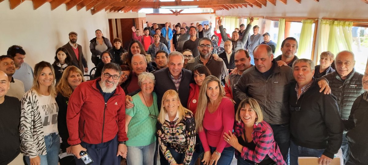 VIVIANAPESEK's tweet photo. Sábado de militancia en la mágica #VillaLaAngostura!!!
Con la gran compañia de @JorgeSapag preparándonos para este #16A.

#MPN #MarcosParaNeuquén 
#Lista151.....
#YoVoto el Mapita😉
@marcoskoopm  Gobernador
@AnaPechenOk Vicegobernadora https://t.co/m71JlYjWcG