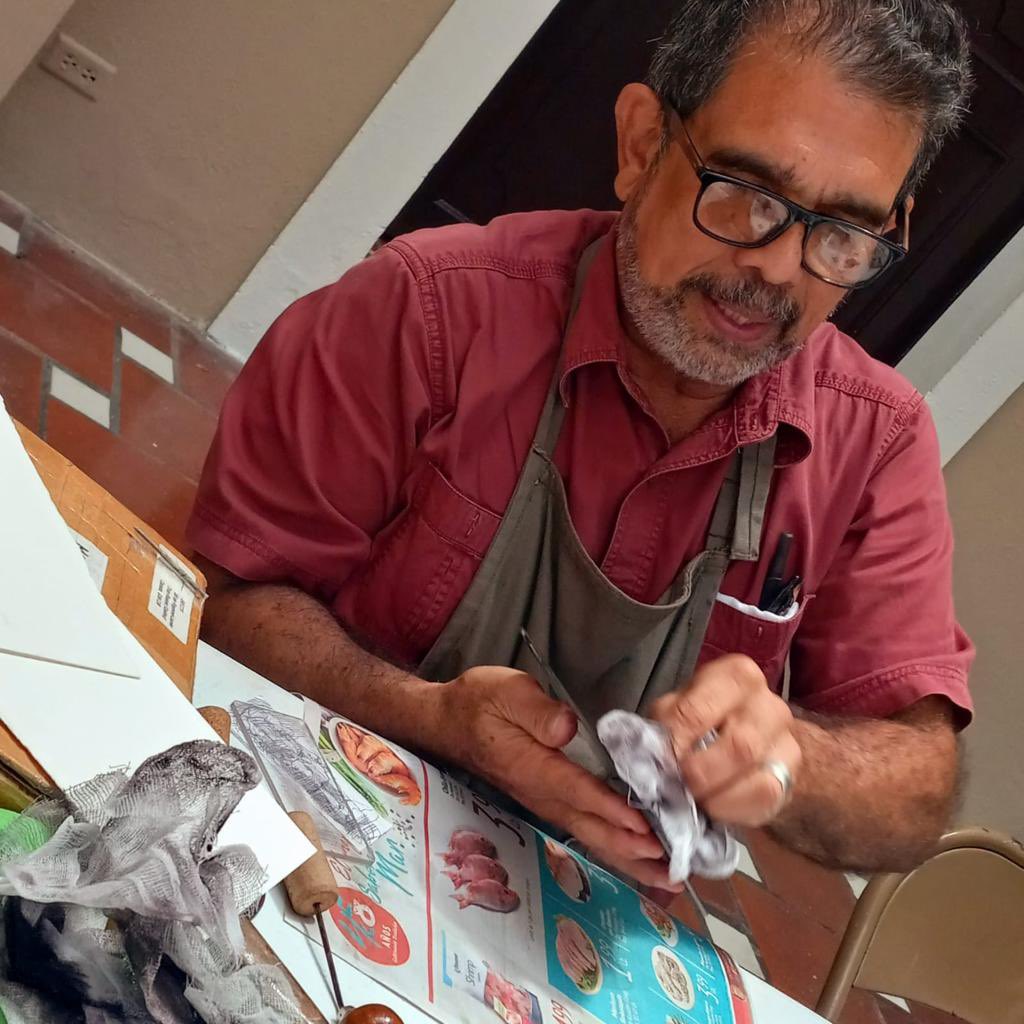 museo_oller's tweet photo. Agradecemos a los artistas Martin Garcia y Clara Garcia por compartir sus conocimientos en el taller demostrativo de grabado , hoy en el Museo De Arte Francisco Oller.
#amigosdebayamon
#BayamónDistritoCultural
#EntretenimientoEnBayamón
#Graba2 https://t.co/2NbXmE4OQS