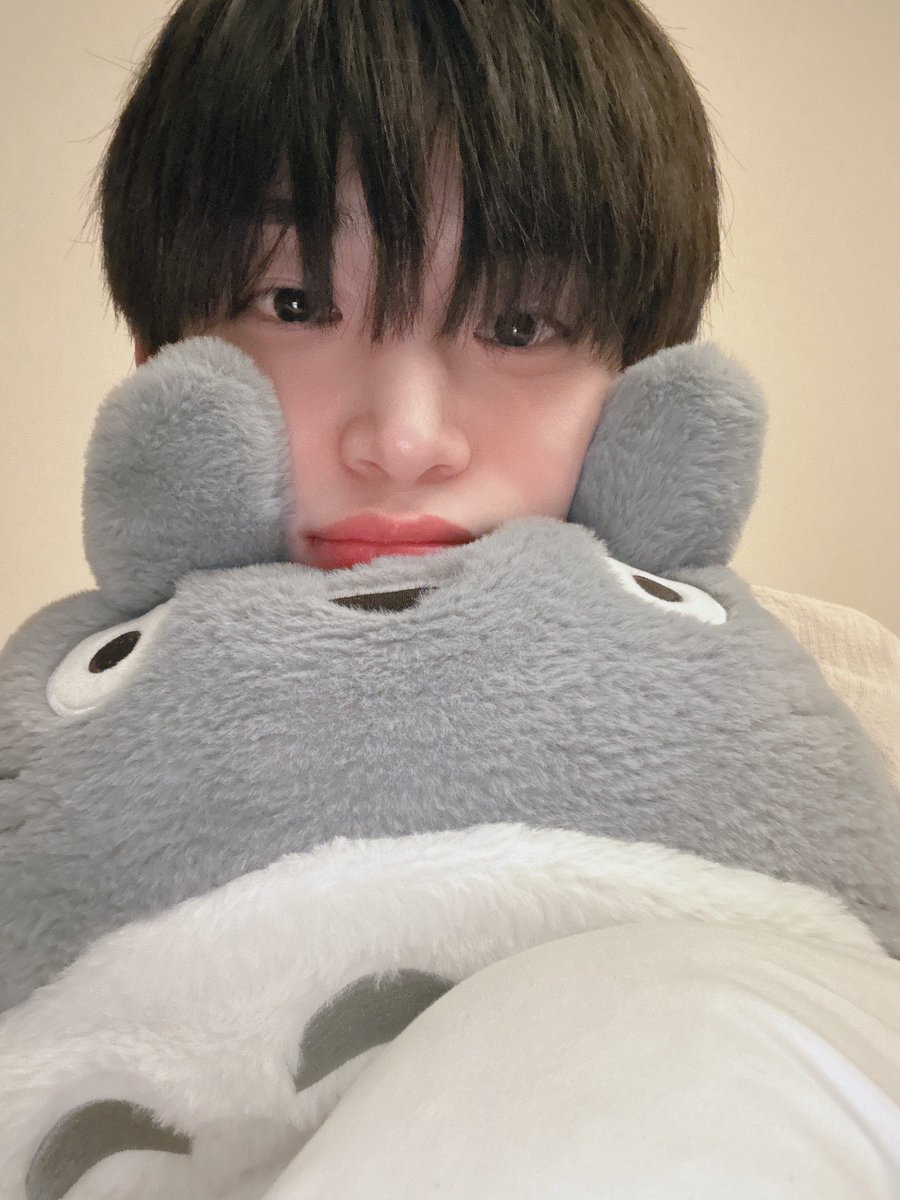 컴백주에밤새고음중간것도진짜셀프캠아니었음몰랐는데ㅜ그날하루종일스케줄하고서도새벽에버블남겨주고활동기에바쁜거당연히아는데러비티한텐하나도티안내고이번활동에아쉬운점-실시간잘자셀카마니못보내준거라고말하는게진짜너무너무천사아이돌이라울음나와...그러면서오늘도실시간청순모말아주고...