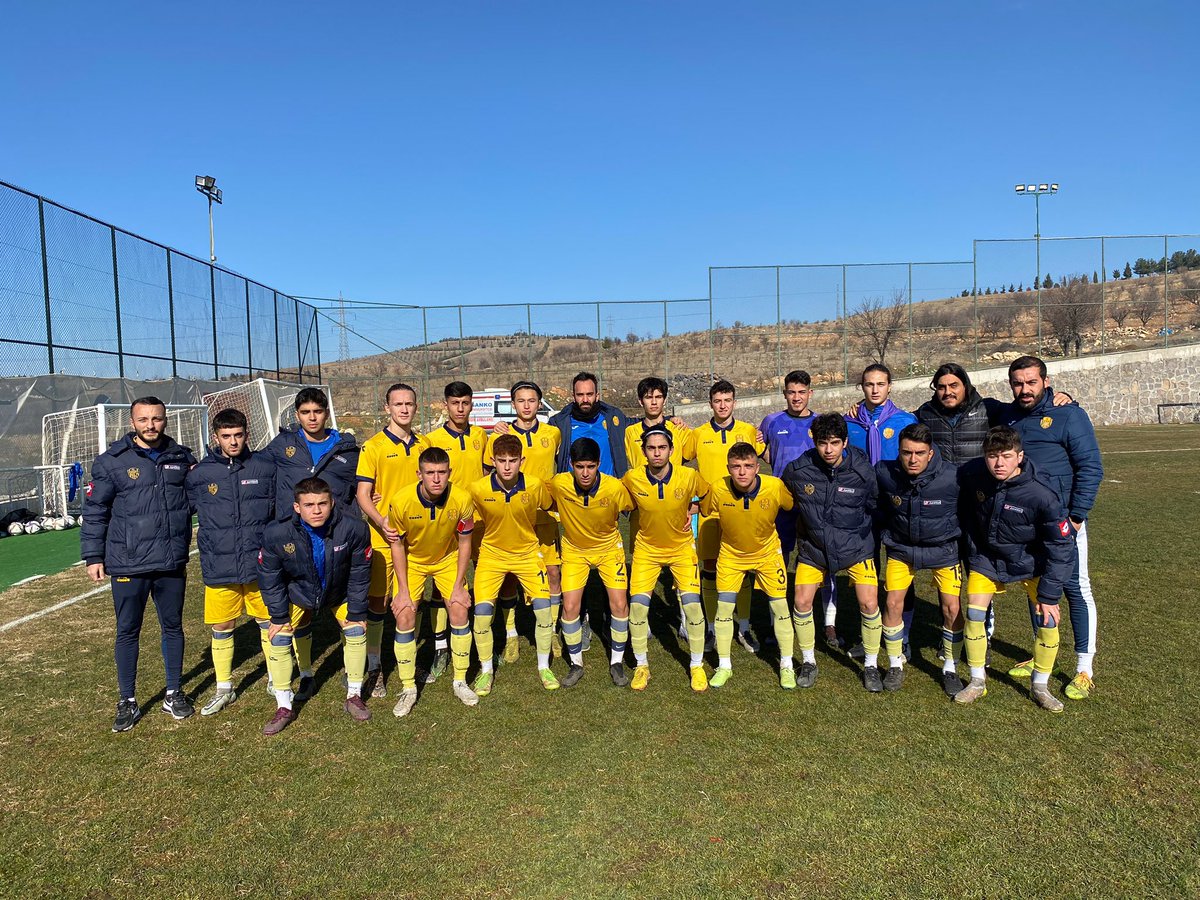 22-23 sezonunun sonuna geldik. Takım arkadaşlarımın ve hocalarımın emeklerine sağlık.