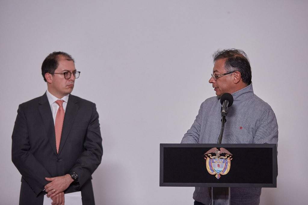 OjoMudo's tweet photo. ⚠️ En qué irá el inventario actualizado de bienes de la SAE que el Presidente Petro le pidió al Fiscal Barbosa hace 5 meses?

Recuerdan la tembladera que le dio a Barbosa?

Ya habrá investigación contra alias “La Madrina”? https://t.co/C5GVY5rZvs