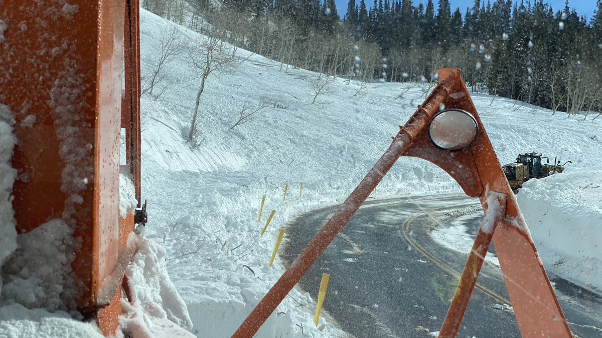 UDOTcottonwoods's tweet photo. 🚧 #RoadClosureUpdate 🚧 
#SR210 OPEN: @UDOTAvy avalanche mitigation &amp; roadway operations complete.

‼️Expect uphill travel delays, you may be in stopped traffic after the road opens until the queue clears.

@UDOTTRAFFIC @AltaCentral @AltaAlerts @SnowbirdAlerts @CHCity https://t.co/4zB1BNCTRJ