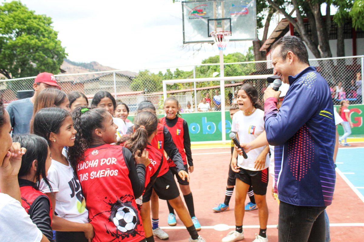 josemvasquez's tweet photo. ¡Lo dijimos y cumplimos!💯

Regresamos al parque de recreación Josefa Molina de Duque en Las Mercedes a entregar una rehabilitación completa de estas instalaciones deportivas para el disfrute de todos los niños, jóvenes y adultos de la comunidad 🙌🏻

#GuáricoDestinoDeFe https://t.co/p9yoMnpPYf