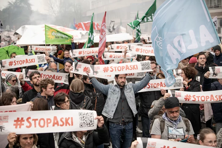 MediabaskInfo's tweet image. Malgré la pluie, la #manifestation sur le #logement a rassemblé 3 500  personnes selon les organisateurs aujourd'hui à Bayonne sous le slogan « Stop ! Aski ! " @LogementEH 
mediabask.eus/fr/info_mbsk/2…