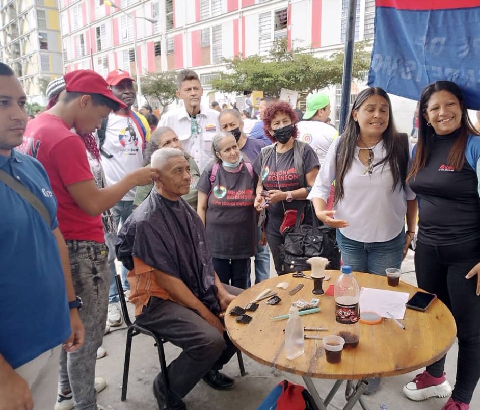 IncesCaracas1's tweet photo. #AHORA NEP Rafael Angulo Inces La Vega presente en el gobierno de calle, con el despliegue de acción en amor mayor en la OPP51 de la Pq. La Vega.

#FormateEnElInces #OfensivaMoral https://t.co/cbvrhItG9e