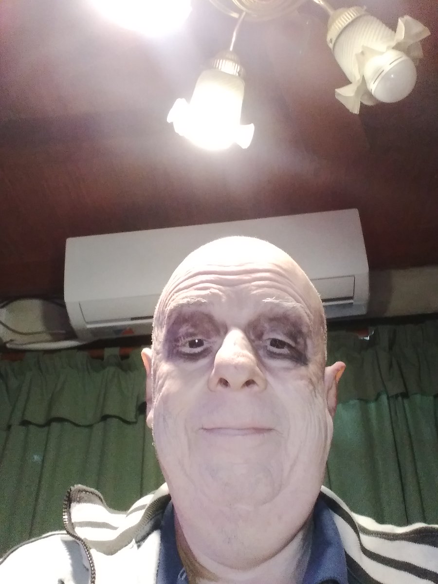 ciudadan000's tweet photo. Nos vino a visitar el Tio Lucas de los Locos Adams.
Poniendo un poco de onda en mi tercera quimioterapia..
Idea de mis nietos que me dijeron que estaba igual. https://t.co/tsTjRGwHp8