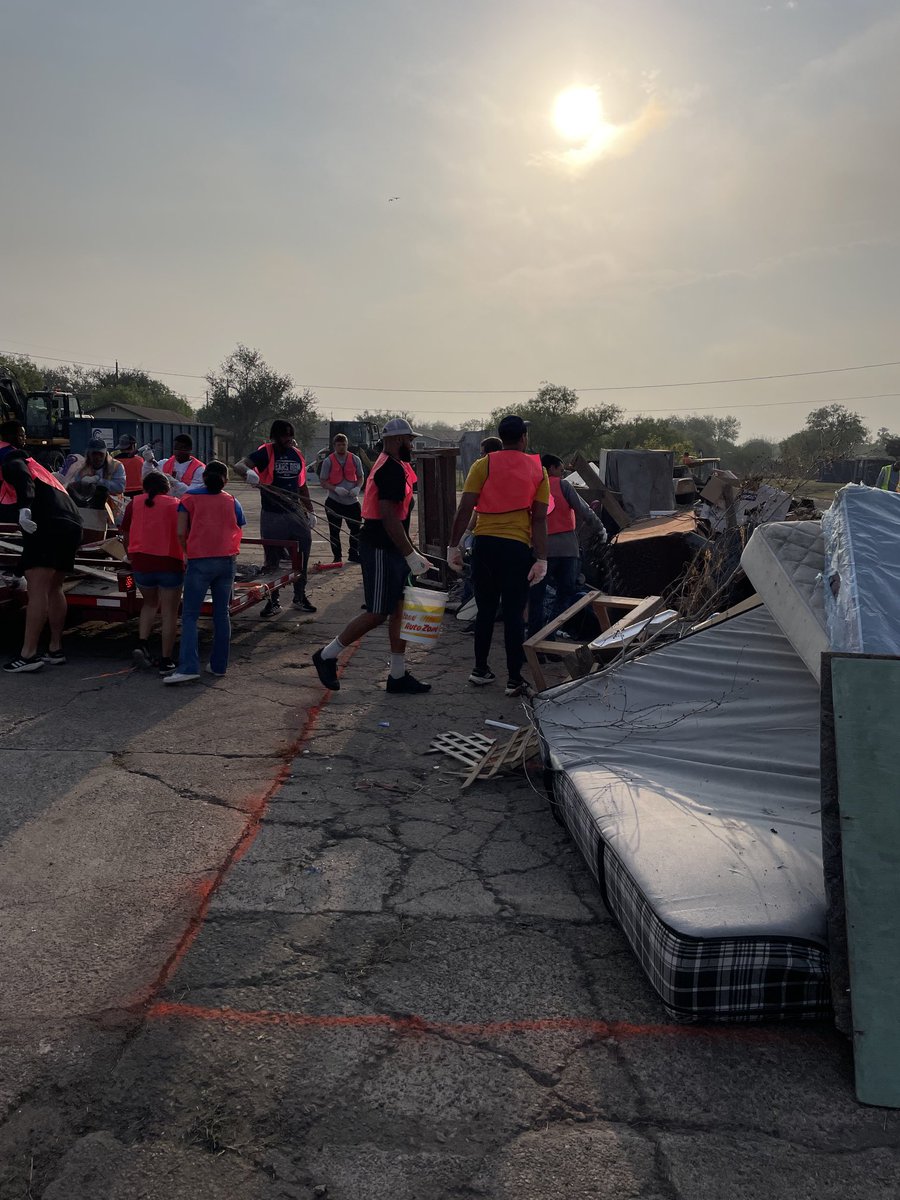 Coachsalinas12's tweet photo. Glad our guys @JavelinaFB were able to help at the Kingsville Trash Off today! 🐗🐗🌴 #ServiceHeart @JavelinaSports https://t.co/SstFRGdsmA