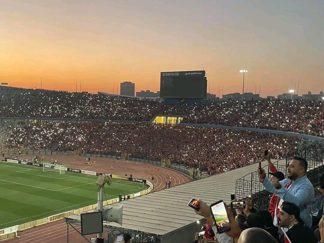 Amer_Abdulla's tweet photo. جمهور يستحق ان تكون له تسهيلات كبيرة واعتقد ان ثروة لكرة القدم الكل يتمناها .. جماهير الاهلي المصري كبير افريقيا تزين استاد القاهرة قبل مواجهة الهلال السوداني 
كامل التوفيق الشقيقين في تقديم مباراة تسمو بها الروح الرياضية 

#الأهلى_الهلال_السودانى #دوري_أبطال_أفريقيا https://t.co/0RdYFM4lve