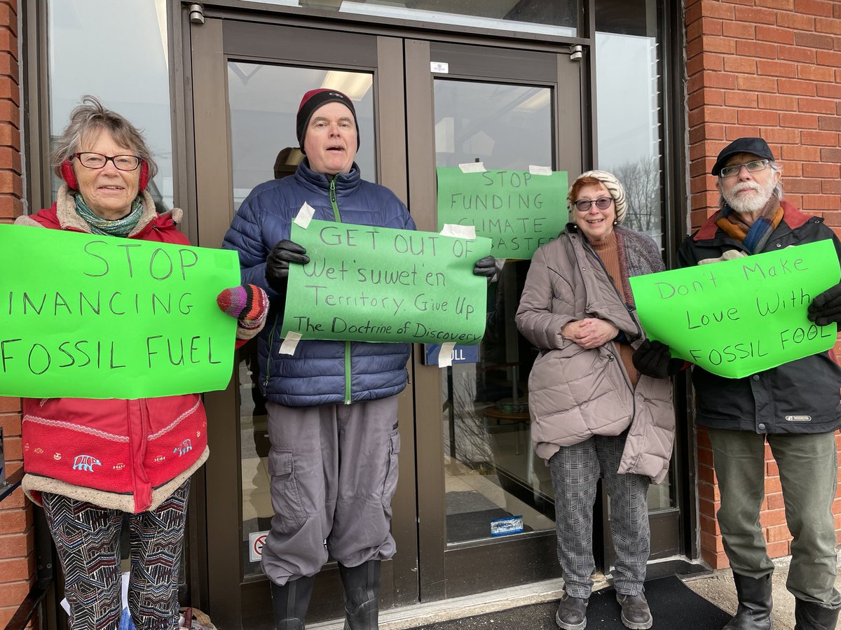 ⁦@QuitRbc⁩ ⁦@RBC⁩ in Lion's Head ON STOP FINANCING FOSSIL FUEL GET OUT OF WET'SUWET'EN TERRITORY. GIVE UP THE DOCTRINE OF DISCOVERY, DON'T MAKE LOVE WITH A FOSSIL FOOL & STOP FUNDING CLIMATE DISASTERS #FossilFoolsDay