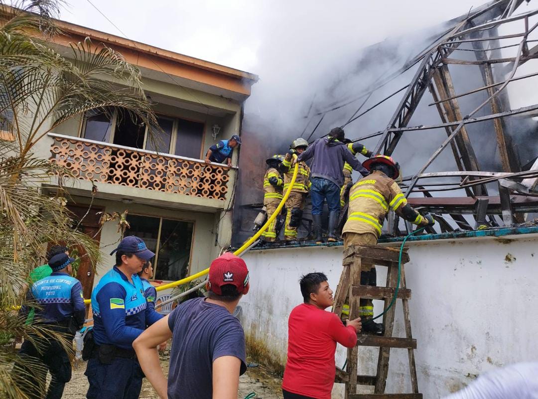 ECU911Ambato's tweet photo. Asistieron por coordinación del #ECU911:
🚒 @BomberosPuyoEc,
🚑 @Salud_CZ3 y
🚔 @PoliciaEcuador.

El fuego consumió el 80% del edificio 'Plaza Victoria'.

📸 Cortesía @BomberosPuyoEc. https://t.co/6EJXI2G7GF