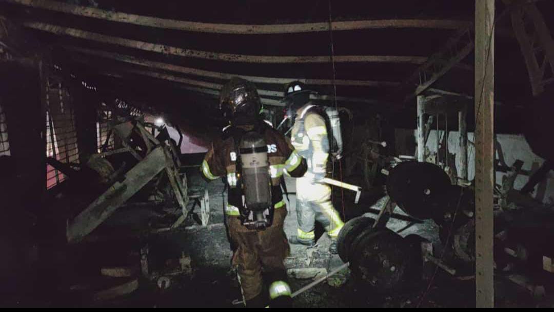 ECU911Ambato's tweet photo. Asistieron por coordinación del #ECU911:
🚒 @BomberosPuyoEc,
🚑 @Salud_CZ3 y
🚔 @PoliciaEcuador.

El fuego consumió el 80% del edificio 'Plaza Victoria'.

📸 Cortesía @BomberosPuyoEc. https://t.co/6EJXI2G7GF