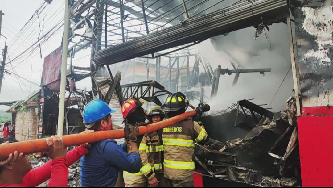 ECU911Ambato's tweet photo. Asistieron por coordinación del #ECU911:
🚒 @BomberosPuyoEc,
🚑 @Salud_CZ3 y
🚔 @PoliciaEcuador.

El fuego consumió el 80% del edificio 'Plaza Victoria'.

📸 Cortesía @BomberosPuyoEc. https://t.co/6EJXI2G7GF