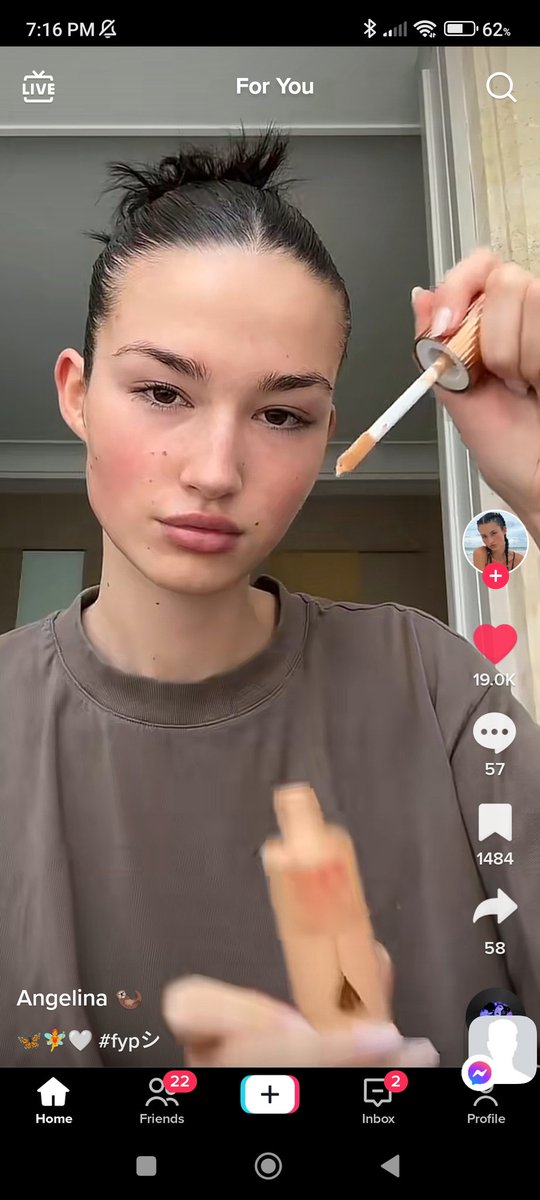 wyr0cznia's tweet photo. czemu wszyscy wyglądają zajebiście w takich ulizanych włosach a ja bym wyglądała co najmniej jak jakas niedorobiona https://t.co/n1jFnZV3Xs