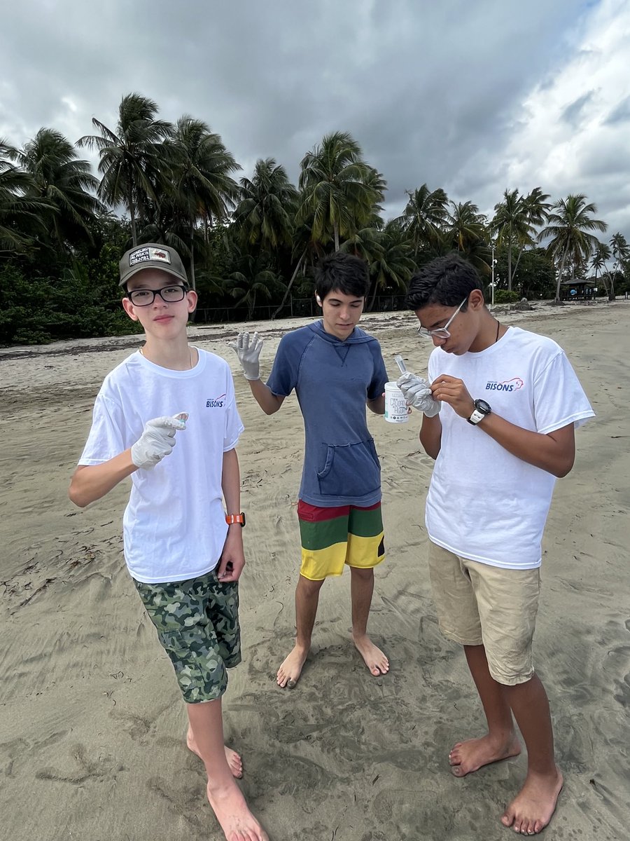 jlvscience's tweet photo. 💧Dia de Calidad de Agua ⁦@estuariosanjuan⁩ ⁦@adamonzon⁩ ⁦@AmericanmaPR⁩  Padres y estudiantes del Club de Urban Science🌿👍🏻 y la Dra. Jacqueline López de la American Military Academy voluntarios en #diadecalidaddeagua   Ayudando al Ambiente!!!✅ https://t.co/iLCUhZ9BFQ