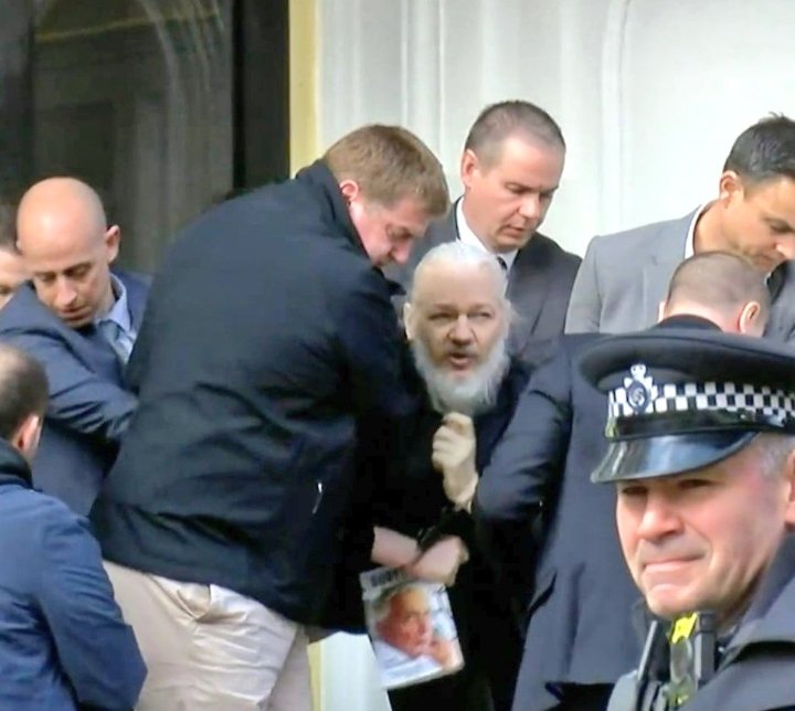 Anonymous00708's tweet photo. "Papa, was ist ein #Aprilscherz ?"
"Eine Mann wird verhaftet, und sitzt seit 4 Jahren ohne Urteil in Isolationshaft" @ABaerbock #April_April #FreeAssange
#Meinungsfreiheit #Assange https://t.co/kJojYUIowL