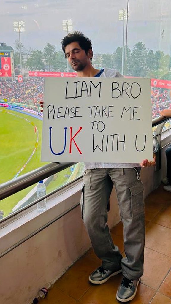 WhoSunilGrover's tweet photo. UK mein apne sapno ki innings open karne ke liye aaj yeh bhi try kar liya! 🙏 

 #UnitedKacche on #ZEE5, streaming now https://t.co/DwEZP66GQQ