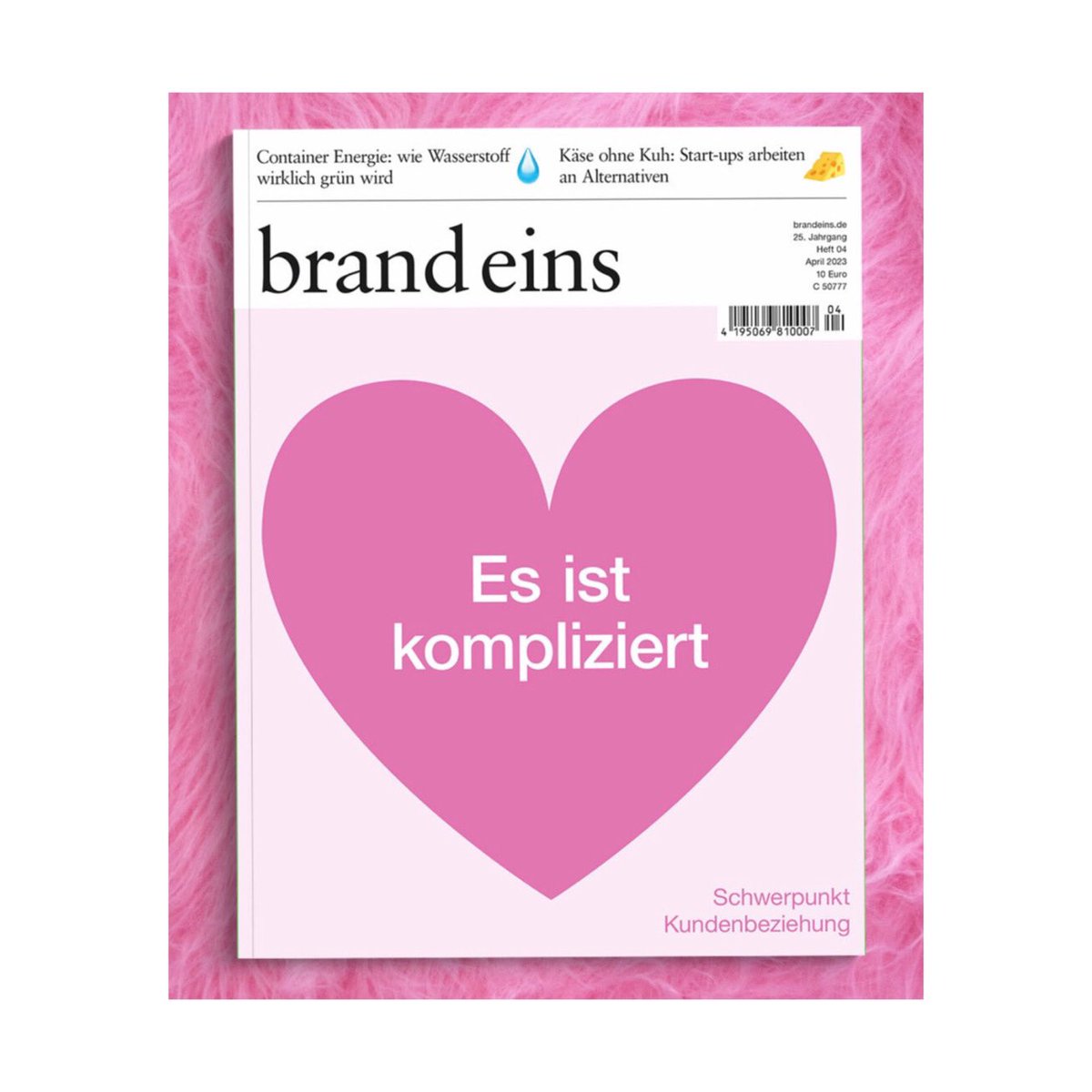 Letzten Sommer konnten Aaron Leithäuser und ich das kurze Leben zweier Bullenkälber dokumentieren. Verabschieden mussten wir uns nahe Amsterdam und im Emsland. Eine Geschichte über Milch, lange Tiertransporte, weißes Kalbfleisch und wie das alles zusammenhängt. Jetzt <a href="/brandeins/">brand eins</a>
