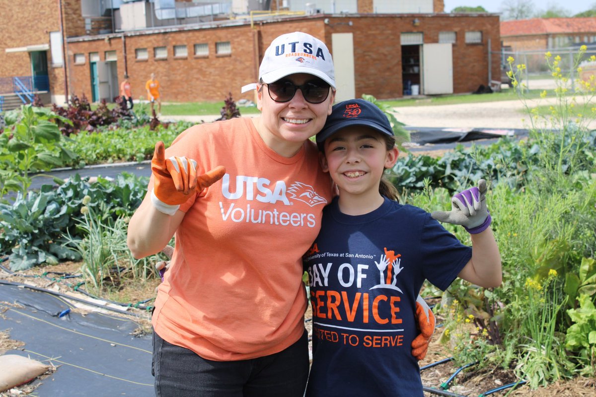 UTSAFamily's tweet photo. Roadrunner families spreading UTSA spirit on Day of Service! Thank you for coming out to give back to San Antonio communities 🧡 #BirdsWhoServe #DayofService #UTSAFamily https://t.co/vgSPi3maq0
