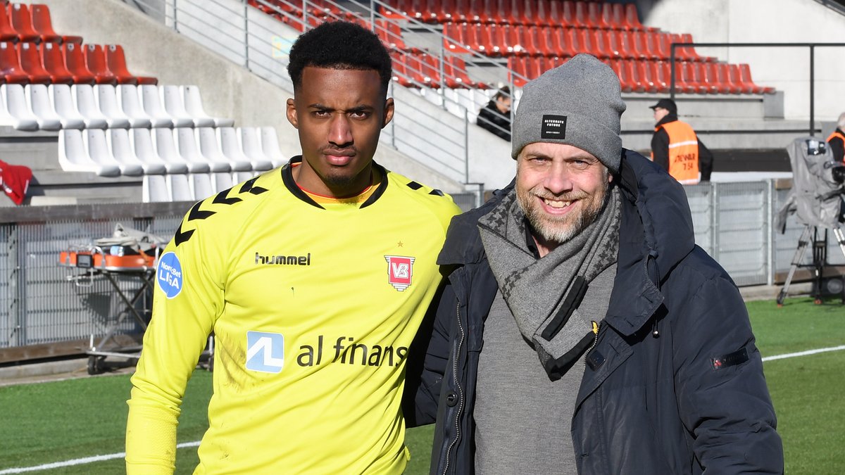 Vejle_B's tweet photo. P.A. Andersen var kampsponsor mod Sønderjyske Fodbold på Vejle Stadion, og samarbejdspartneren pegede på Nathan Trott som hjemmeholdets bedste i nederlaget på 1-2. Tillykke, Trott! #VejleB https://t.co/t6yiZVUjJ2
