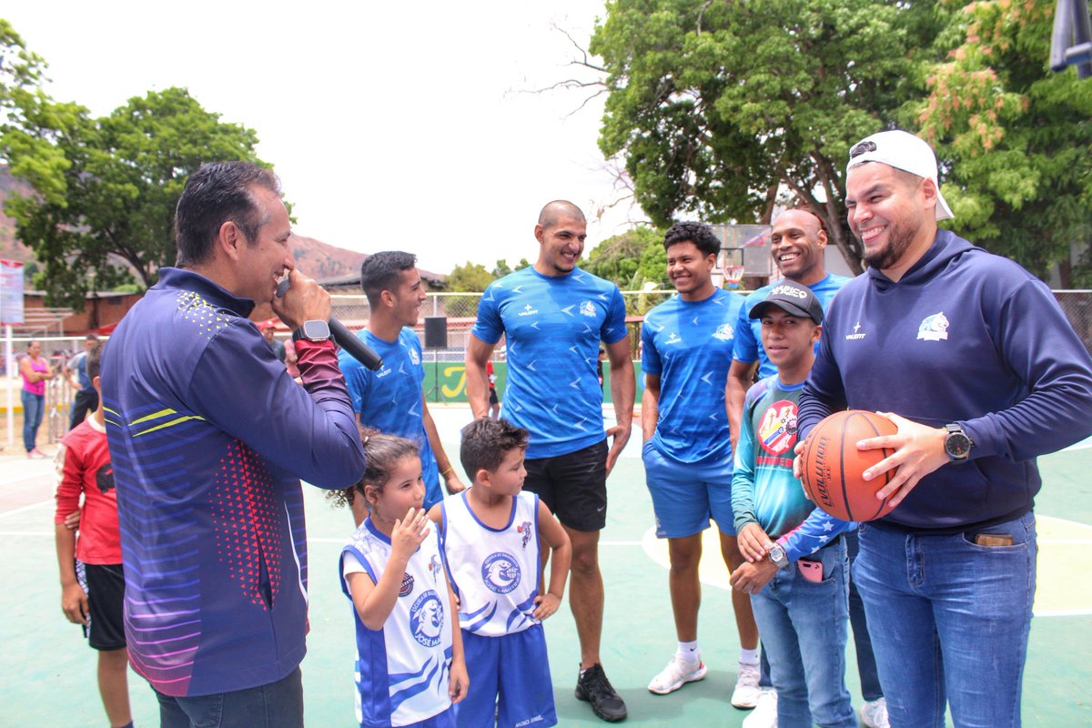 josemvasquez's tweet photo. He aprobado el material deportivo para los muchachos de este complejo recreativo, que será entregado a través del Irdeg ¡Que continúe la masificación deportiva en nuestro estado! 👏🏻❤️

#GuáricoDestinoDeFe https://t.co/TlgpzFI8ft