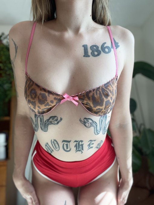 🐆 or 💗 ? https://t.co/XXKjr7lZ1e<a href="/tag/tattooedgirls"class="tags"><span>#tattooedgirls</span></a><a href="/tag/hairypussy"class="tags"><span>#hairypussy</span></a><a href="/tag/hairywomen"class="tags"><span>#hairywomen</span></a><a href="/tag/onlyfans"class="tags"><span>#onlyfans</span></a>