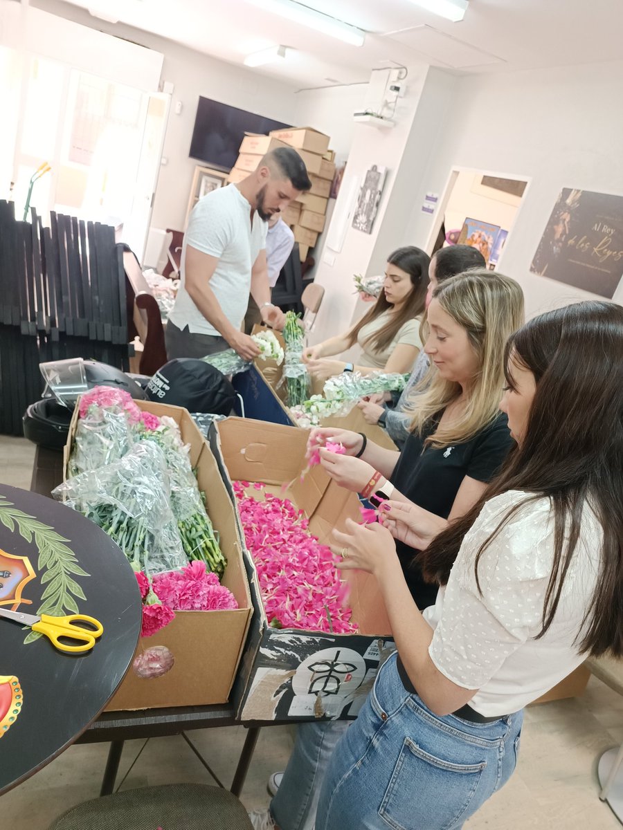 Sergio_MenCa's tweet photo. #SSantaSevilla23 | Despetalados los 4.100 claveles que recibirá nuestra Reina de los #DoloresyMisericordia de la Hdad de @Jesus_Despojado en la esquina de la Calle Zaragoza con la Calle San Pablo mañana #DomingodeRamos23 https://t.co/Y1Q95qxmgc