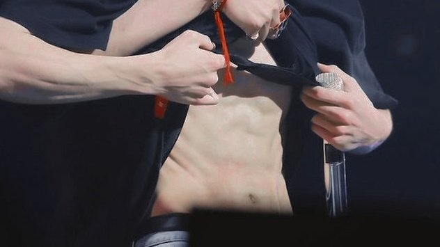 archivesofkook's tweet photo. i'm obsessed with jungkook and his eight pack abs. https://t.co/VTBOCZKN22