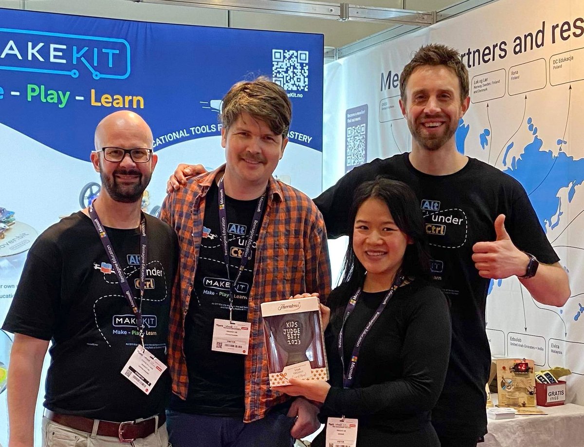 Wow we won an #KidsJudgeBett award and got our chocolate price from <a href="/MichaelRosenYes/">Michael Rosen 💙💙🎓🎓 NICE 爷爷</a>, it doesn’t get much better than that! Kids jury said “it teaches you coding and is a lot of fun. And the price wasn’t that high”. Huge thanks to <a href="/Bett_show/">Bett Global</a> and <a href="/katypotts/">Computing@islington</a>