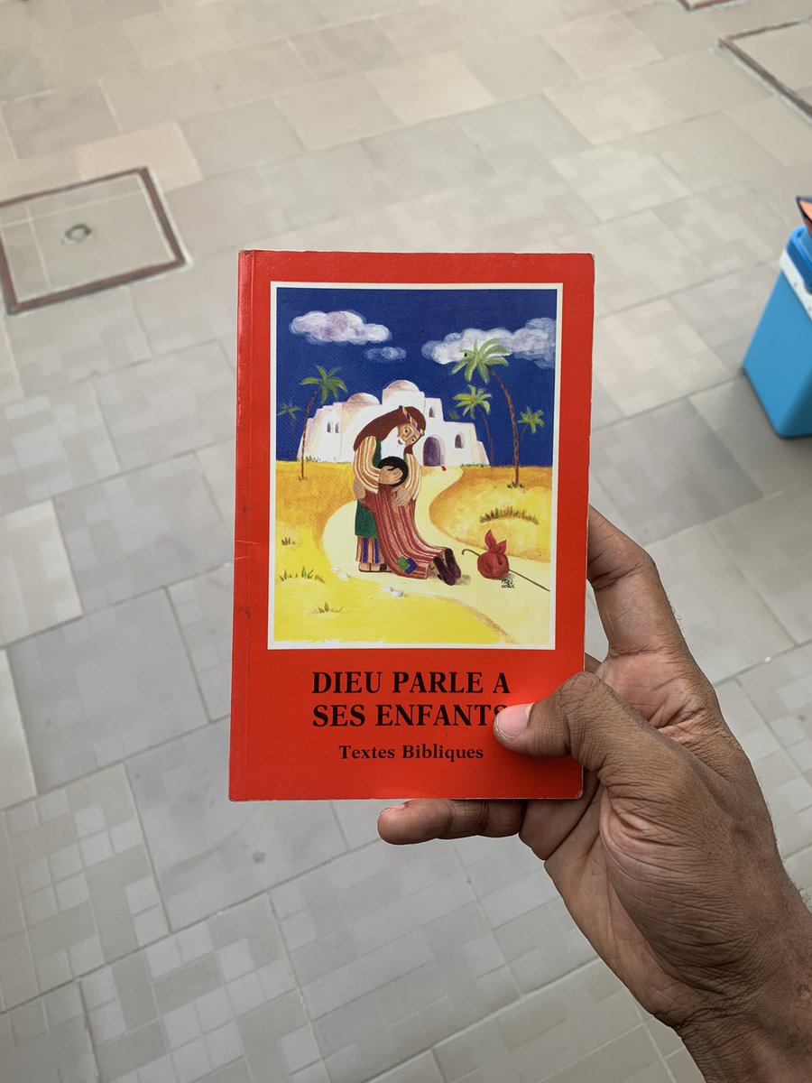 Gerry_qnm's tweet photo. Après un vide grenier chez la daronne. Qui aussi avait ce livret de textes publiques ? 
Ps: Ils ont l’art de conserver les choses unh 😂. Ce livret a 20 ans et bien conservé https://t.co/rNjWePoxs2