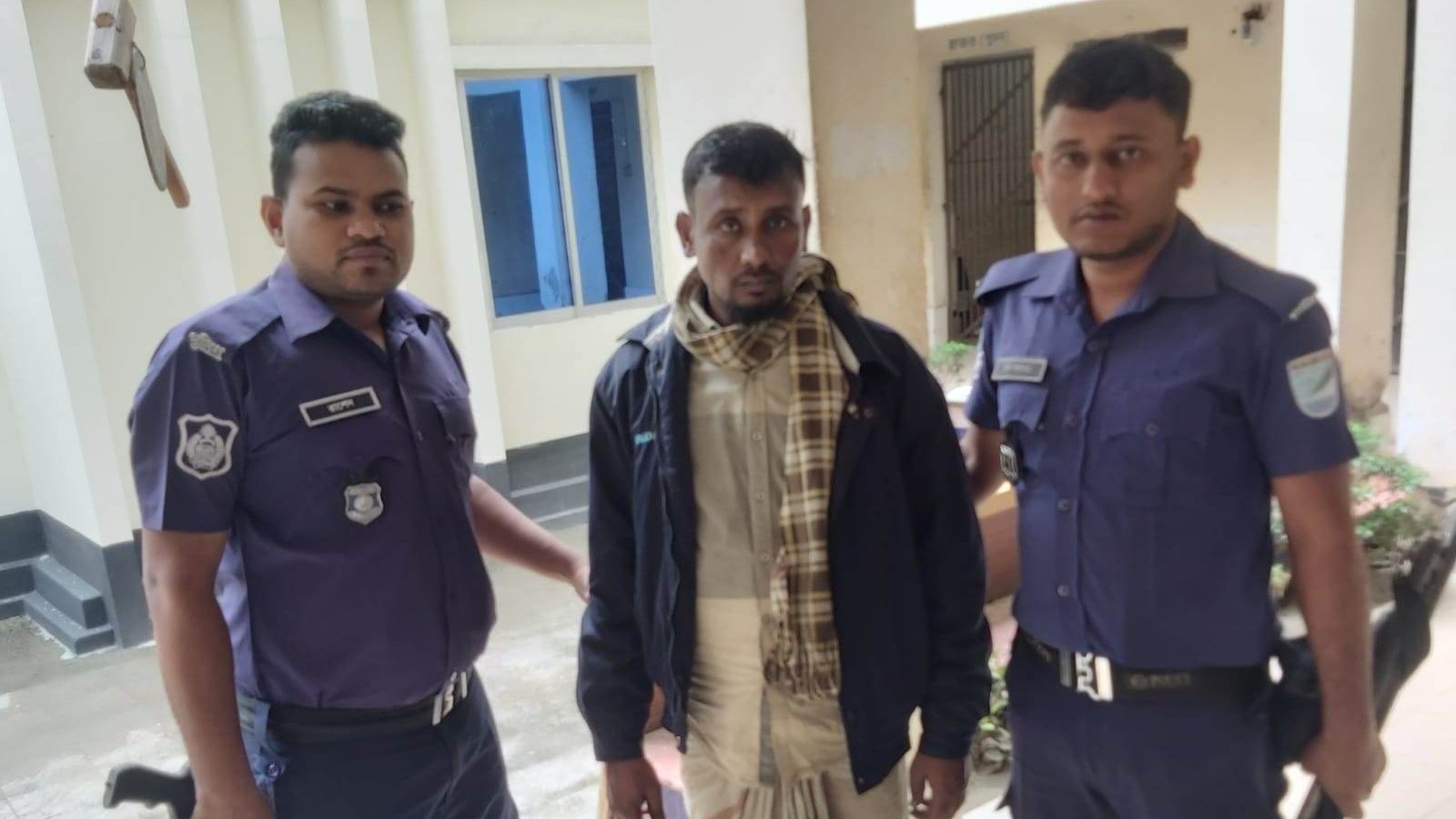 কালিয়াকৈরে বৈদ্যুতিক সরঞ্জামসহ গ্রেপ্তার -১