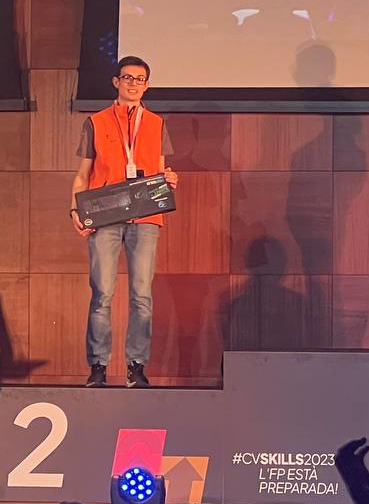 CIP_FP_Batoi's tweet photo. 🥈
Medalla de plata al Skill d’Administració de sistemes en xarxa 

https://t.co/CpauP7o8b4 

#formacioprofessional #batoifpinnova https://t.co/ifGiYNHoBw