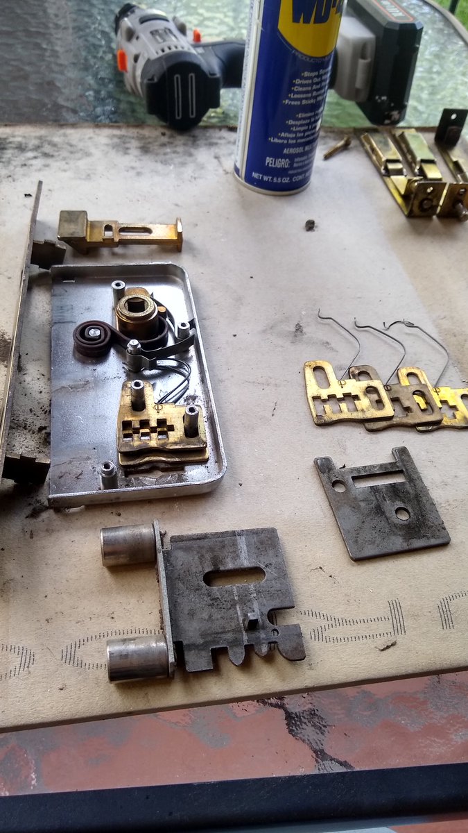 tweetsdepablo's tweet photo. Bueno, estoy casi seguro que recuerdo cómo armarla de nuevo... 😬
En tu cara cerrajero.
#mantenimiento #diy #yoreparo https://t.co/DpQSKVnIBM