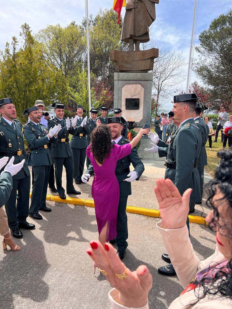 MqGuardiaCivil's tweet photo. Pedida de mano el día de la jura de bandera.

#128Promoción

#Aporla128 #Aporla129
#boda #ilove #pedidademano
#Masqueguardiacivil
#GuardiaCivil 
#opositoresguardiacivil
#academiabaeza
#colegioguardiasjovenes
#futuroguardiacivil
#temarioguardiacivil https://t.co/CGXkI6ESNQ