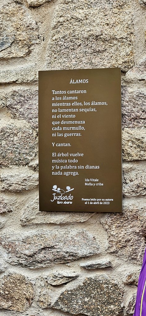 juzbadoayto's tweet photo. Ida Vitale, poeta uruguaya #PremioCervantes, visita #Juzbado para  inaugurar varias poesías grabadas en bronce y un paseo con su nombre. Todo ello, rodeada de vecinos y amigos que la han arropado en todo momento. #Juzbado2023 #Idavitale #Libroabierto #IdaVitale https://t.co/WH1aCDWik9