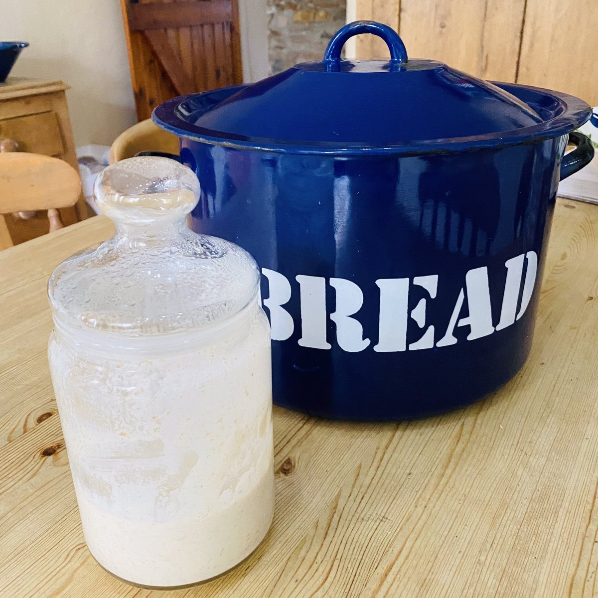 TeresaDriscoll's tweet image. Returning to #sourdough #breadmaking . Used to be a regular but fell out of the habit.
New starter is smelling sweet so should be able to bake soon. Wish me luck 😉